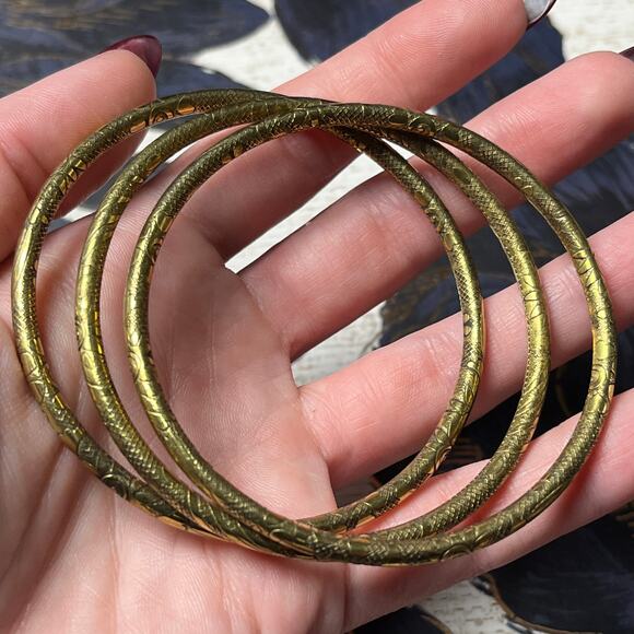 Set of 3 Vintage Brass Tone Etched Floral Bangles - Picture 4 of 7
